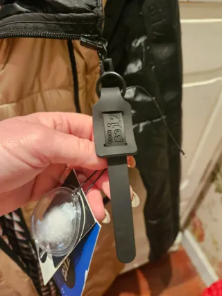 Plumifero sintético negro y dorado