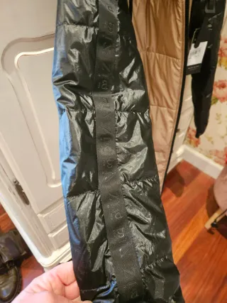 Plumifero sintético negro y dorado