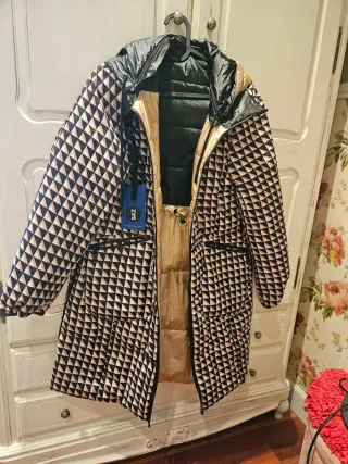 Plumifero sintético negro y dorado