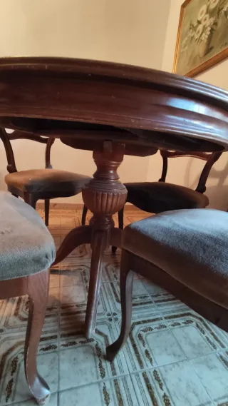 Mesa redonda vintage de madera, con 6 sillas