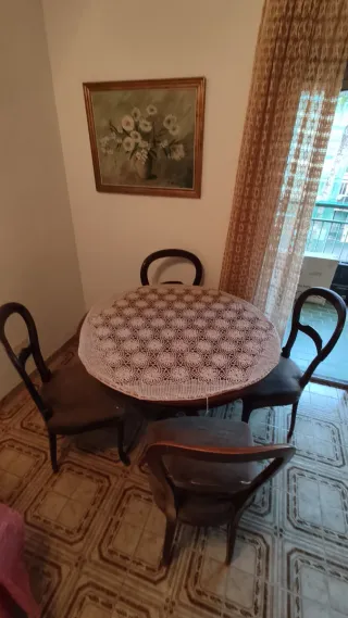 Mesa redonda vintage de madera, con 6 sillas