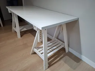 Escritorio de caballetes de madera blancos Ikea