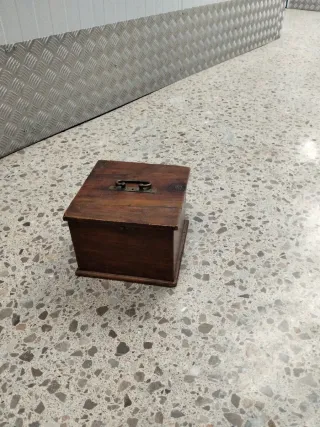 Caja de madera con asa metálica