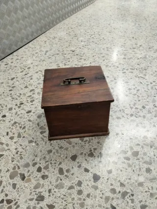 Caja de madera con asa metálica