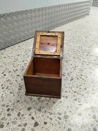 Caja de madera con asa metálica