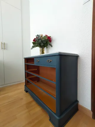 Cómoda restaurada azul con detalles dorados y márm