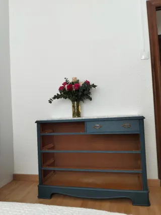 Cómoda restaurada azul con detalles dorados y márm