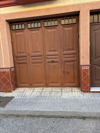 Puerta de garaje de hierro. 2.4 m.