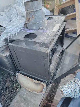 Chimenea de leña metálica con puerta de cristal