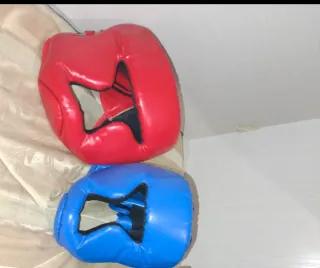 Caschetti da boxe rossi e blu