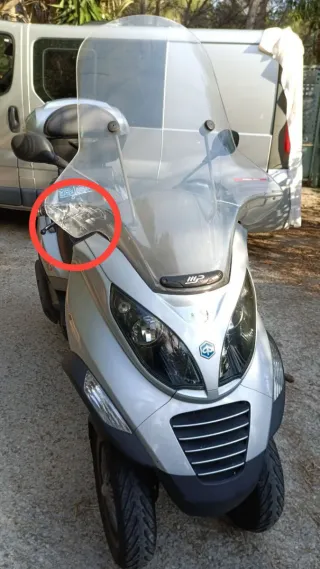 Piaggio MP3 400 gris con pantalla y baúl