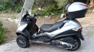 Piaggio MP3 400 gris con pantalla y baúl