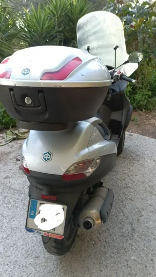 Piaggio MP3 400 gris con pantalla y baúl