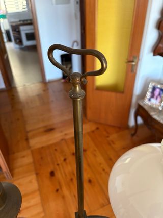 Lámpara de pie dorada y blanca