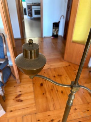 Lámpara de pie dorada y blanca