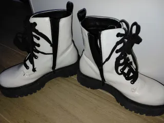 Botas militares blancas con cordones negros