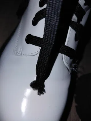 Botas militares blancas con cordones negros