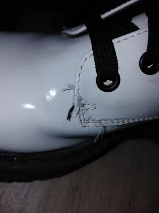 Botas militares blancas con cordones negros