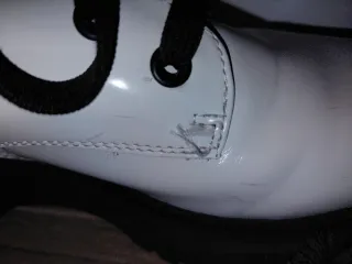 Botas militares blancas con cordones negros