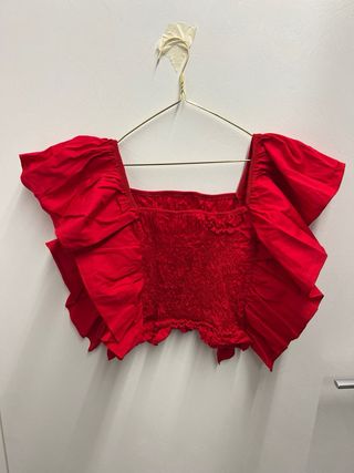 Top rosso con maniche a sbuffo