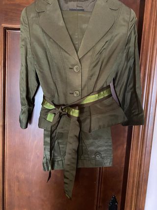 Traje verde chaqueta y pantalón.