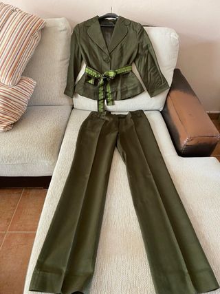 Traje verde chaqueta y pantalón.