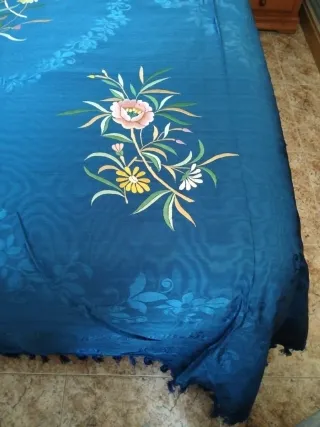 Colcha antigua de seda bordada