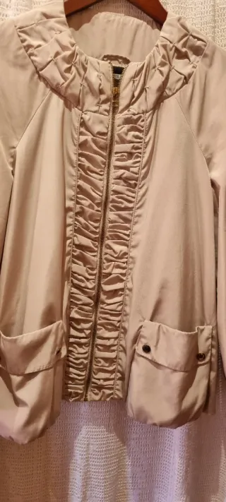 Chaqueta beige de primavera y verano con detalles