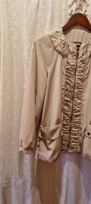 Chaqueta beige de primavera y verano con detalles