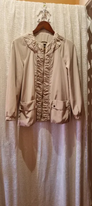 Chaqueta beige de primavera y verano con detalles