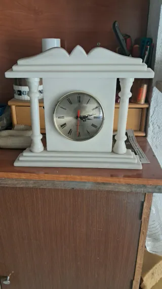 Reloj de Mármol Blanco y Metal
