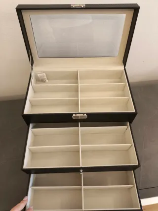 Portaocchiali nero con 2 cassetti