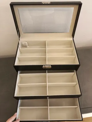 Portaocchiali nero con 2 cassetti