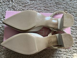 Zapatos de tacón blancos y dorados