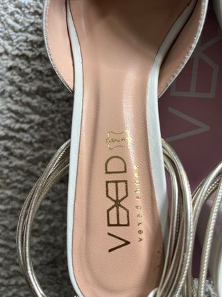 Zapatos de tacón blancos y dorados