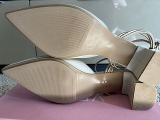 Zapatos de tacón blancos y dorados