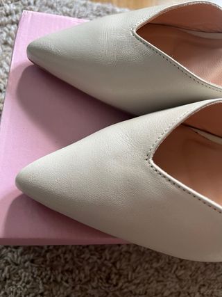 Zapatos de tacón blancos y dorados