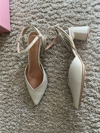 Zapatos de tacón blancos y dorados