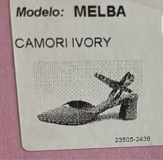 Zapatos de tacón blancos y dorados