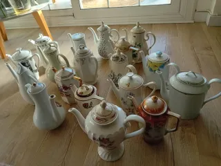 Collezione 20 caffettiere in porcellana Per unità 10