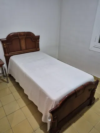 Cama de madera marrón