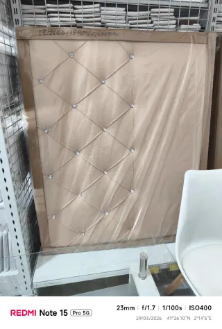 Cabezal de cama beige y dorado
