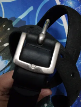 Cinturón negro con hebilla plateada