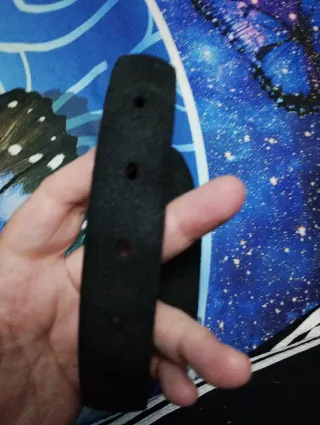 Cinturón negro con hebilla plateada