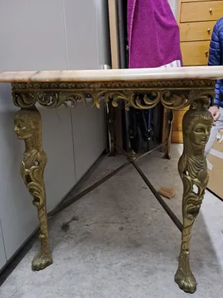 Mesa clásica mármol y metal dorada