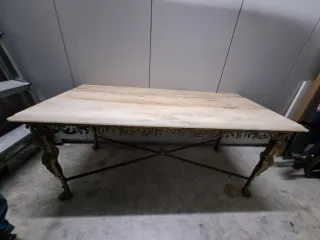 Mesa clásica mármol y metal dorada