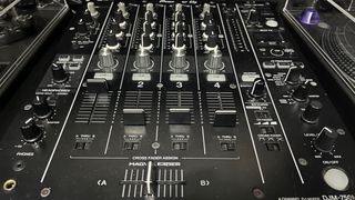 DJM750 MK2 + flightcase + decksaver