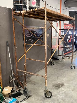 Andamio metálico con ruedas