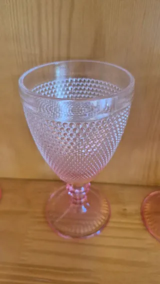 La Rápita: 12 copas de cristal rosa labrado.