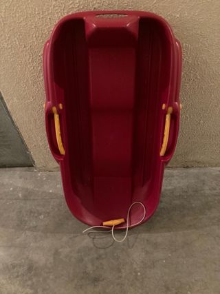 Trineo rojo con cuerda